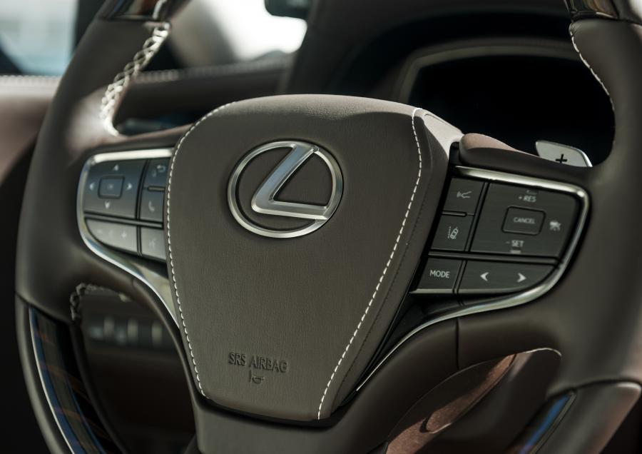 Детали интерьера Lexus LS500 2017 года  (NA) (фото 18 из 67)